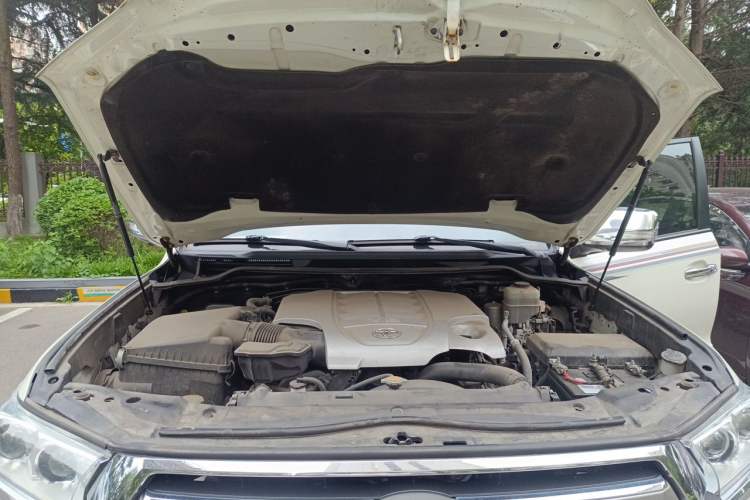 Used Toyota Land Cruiser 2013 5700 Middle East Version Engine Bay