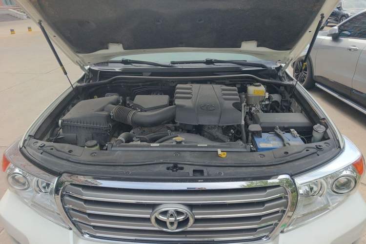 Used Toyota Land Cruiser  Engine Bay