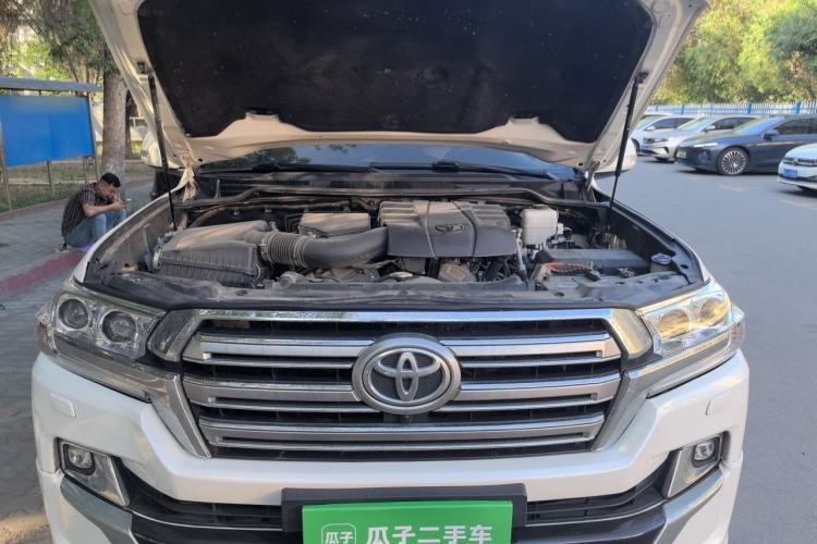 Used Toyota Land Cruiser  Engine Bay