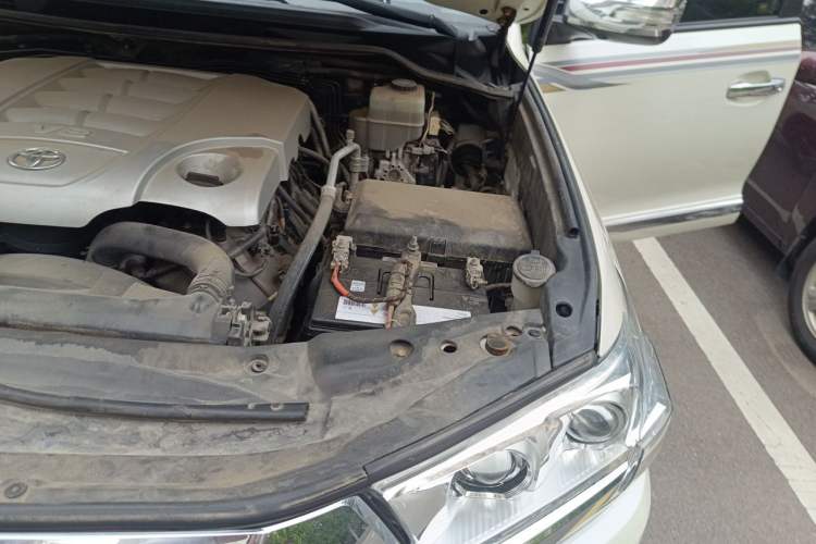 Used Toyota Land Cruiser 2013 5700 Middle East Version Engine Bay Left