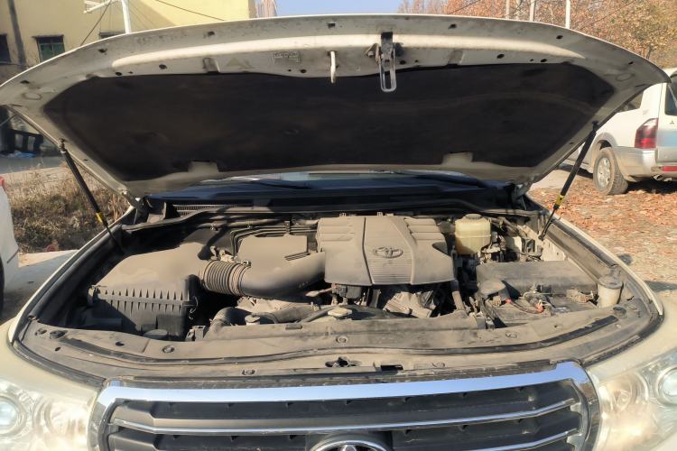 Used Toyota Land Cruiser 2013 4.0L GX-R Middle East Edition Engine Bay