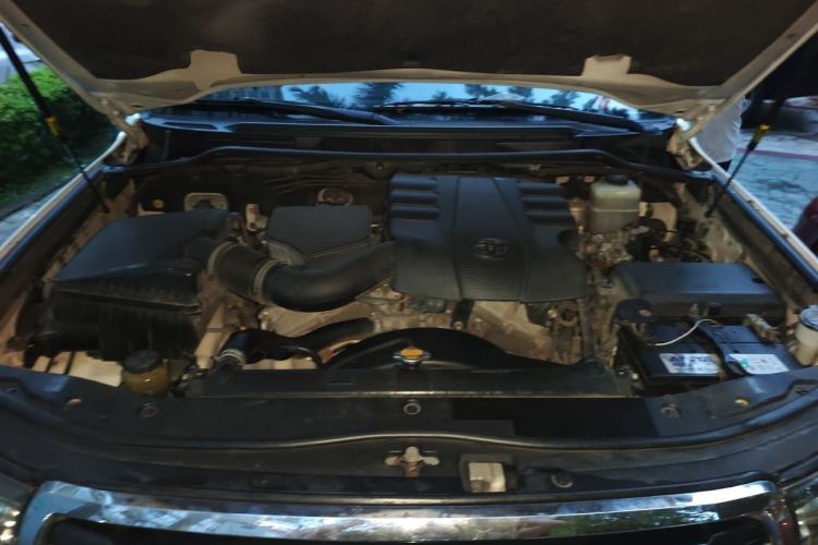 Used Toyota Land Cruiser  Engine Bay