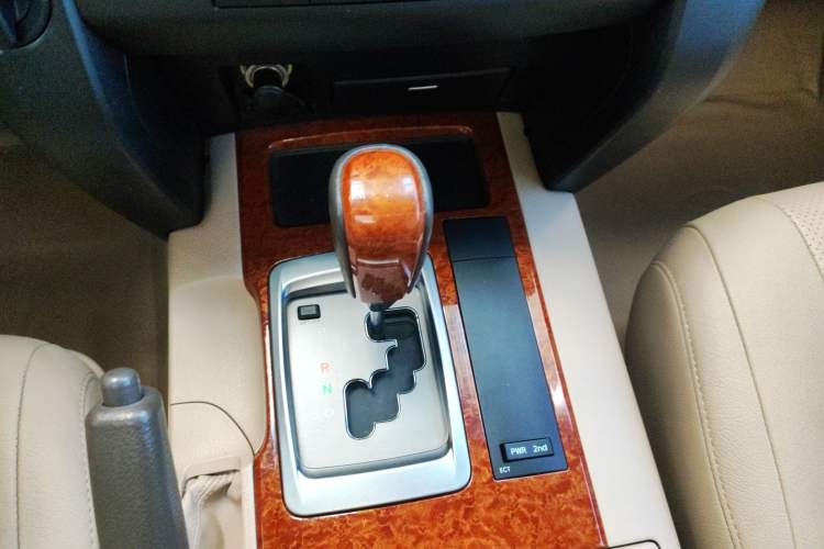 Used Toyota Land Cruiser 2013 4.0L GX-R Middle East Edition Gear Lever