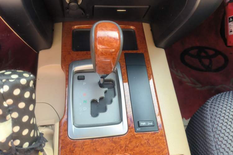 Used Toyota Land Cruiser 2013 4.0L GX-R Middle East Edition Gear Lever