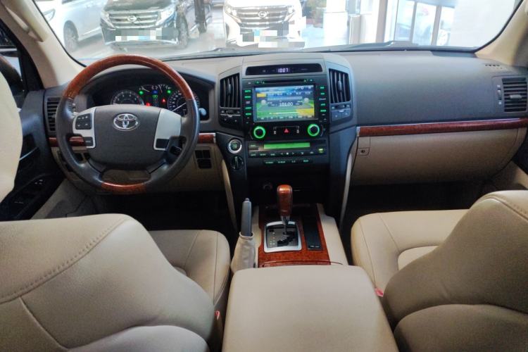 Used Toyota Land Cruiser 2013 4.0L GX-R Middle East Edition Interior 2