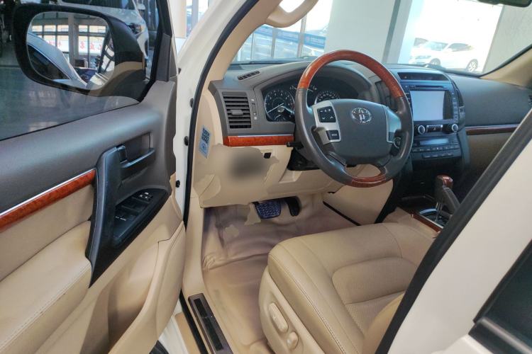 Used Toyota Land Cruiser 2013 4.0L GX-R Middle East Edition Interior 3
