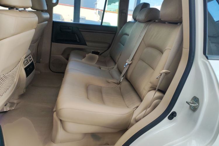 Used Toyota Land Cruiser 2013 4.0L GX-R Middle East Edition Interior 4