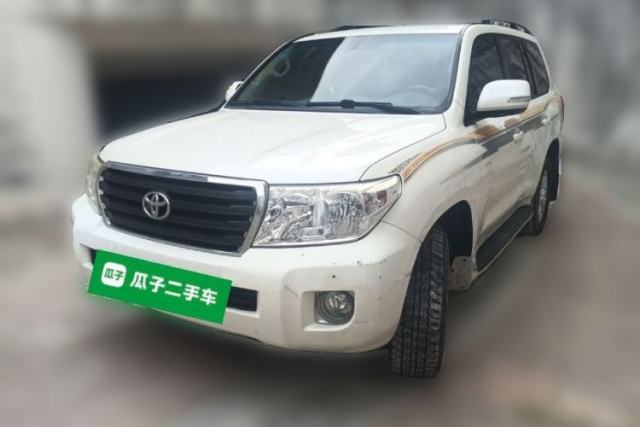 Toyota Land Cruiser 2013 Toyota Land Cruiser (parallel import), 4.0-liter engine, automatic transmission, five seats. مستعملة
