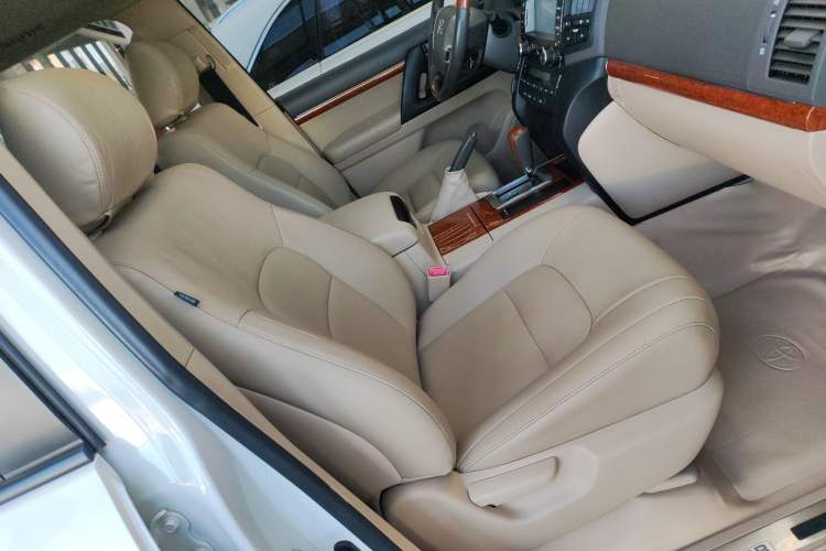 Used Toyota Land Cruiser 2013 4.0L GX-R Middle East Edition Right Front Seat