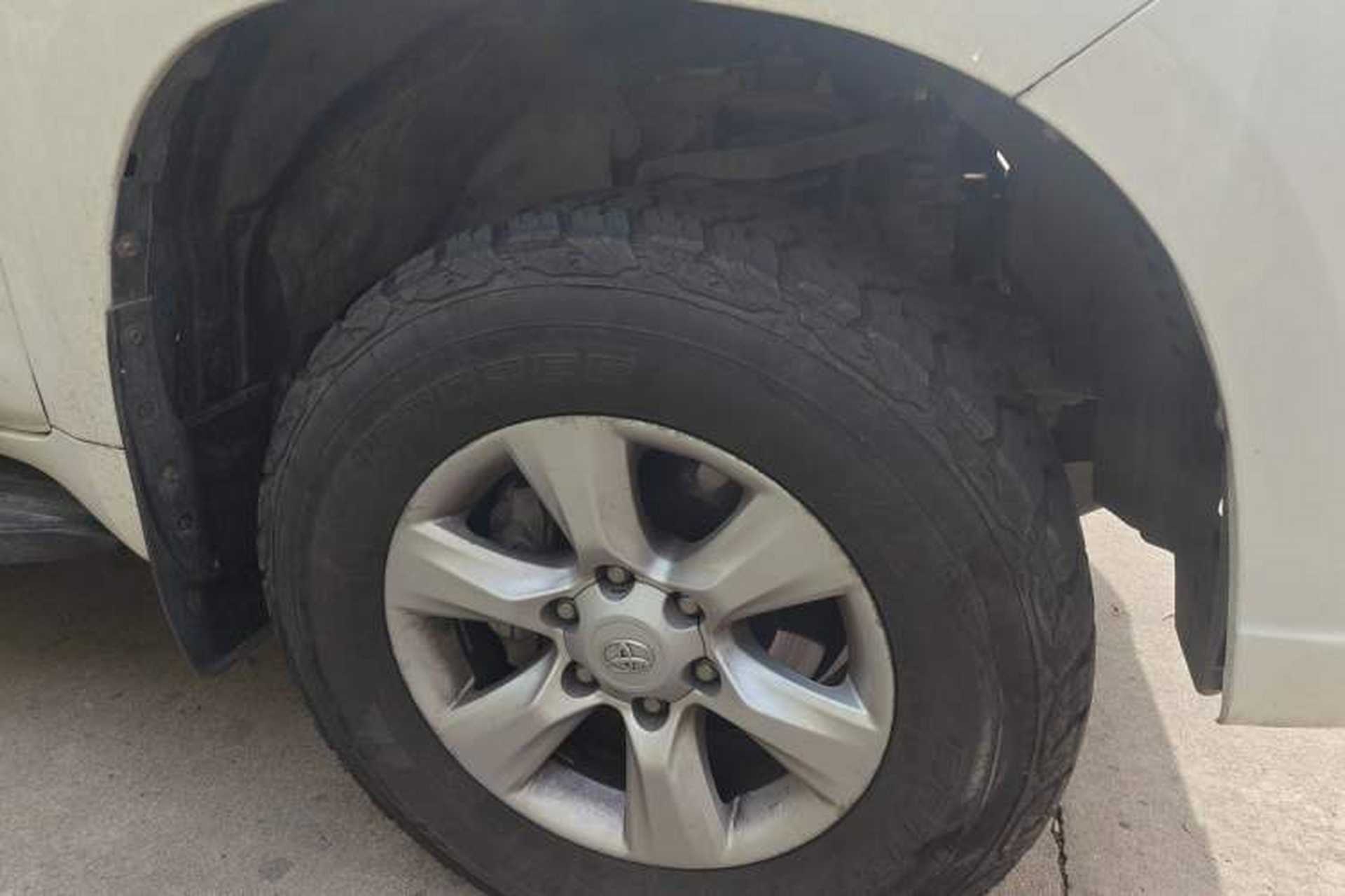 Used Toyota Land Cruiser  Right Front Wheel Hub