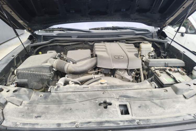 Used Toyota Land Cruiser  Engine Bay