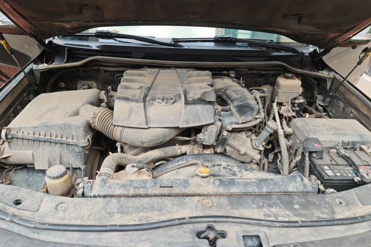 Used Toyota Land Cruiser  Engine Bay