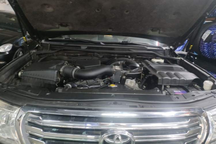 Used Toyota Land Cruiser  Engine Bay