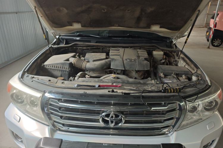 Used Toyota Land Cruiser  Engine Bay