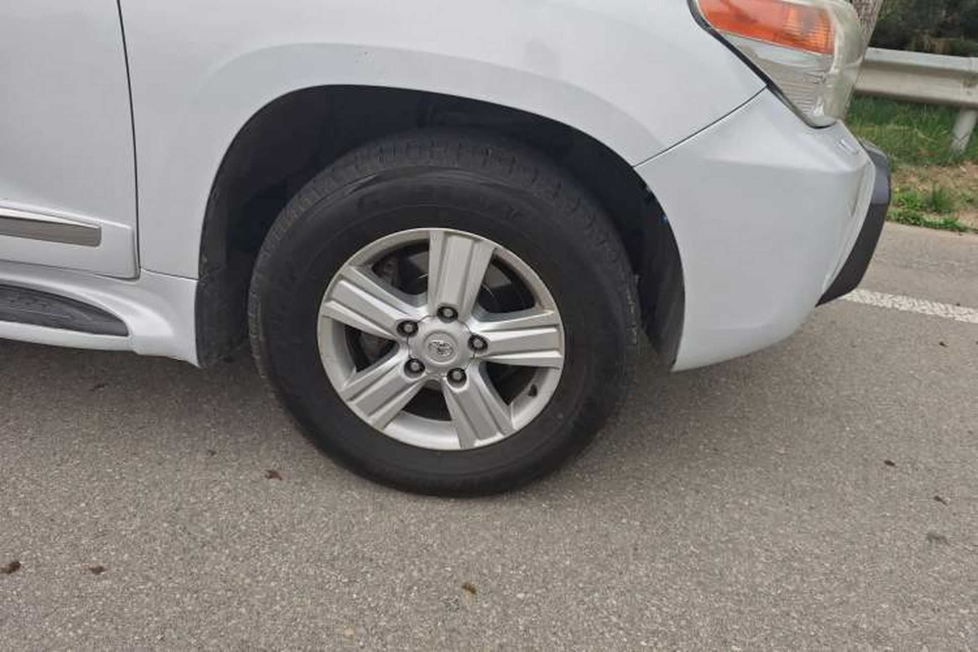Used Toyota Land Cruiser  Right Front Wheel Hub