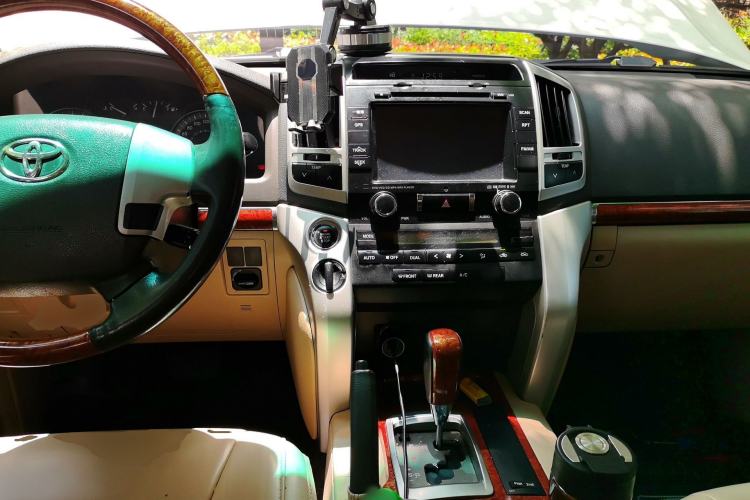 Used Toyota Land Cruiser 2014 4.0L Automatic Parallel Import Version Center Console