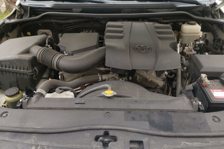 Used Toyota Land Cruiser  Engine Bay