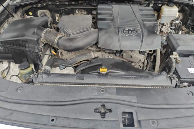 Used Toyota Land Cruiser  Engine Bay