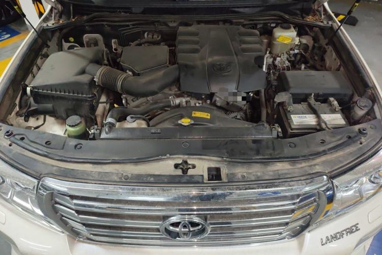 Used Toyota Land Cruiser  Engine Bay