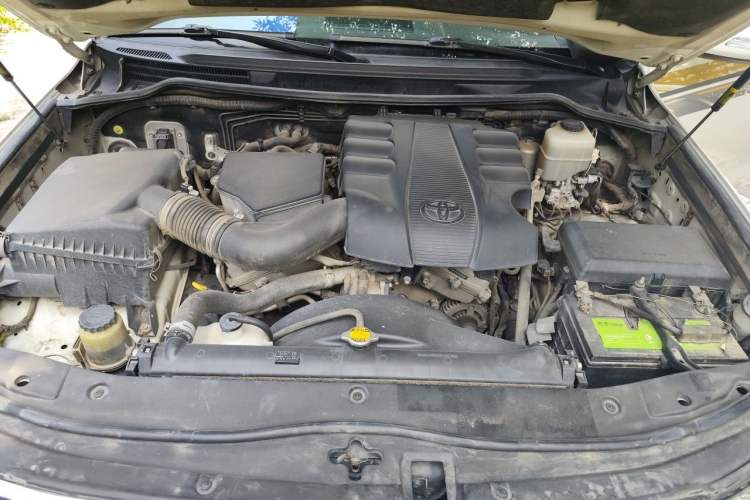 Used Toyota Land Cruiser  Engine Bay