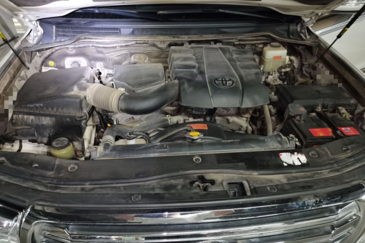 Used Toyota Land Cruiser  Engine Bay