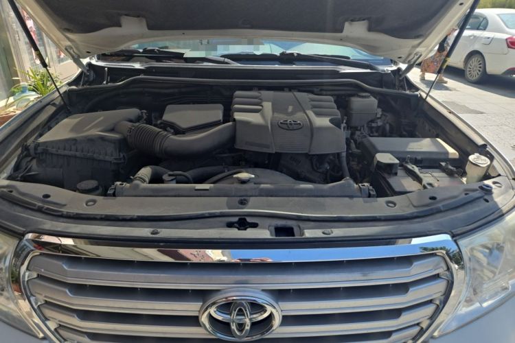 Used Toyota Land Cruiser  Engine Bay