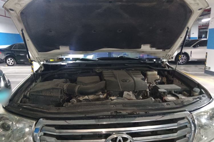 Used Toyota Land Cruiser  Engine Bay
