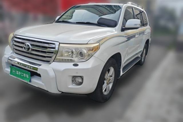 Used Toyota Land Cruiser 2014 parallel-import Land Cruiser, 4.0-liter engine, five seats, automatic transmission, two airbags, no sunroof, underbody-mounted spare tire.