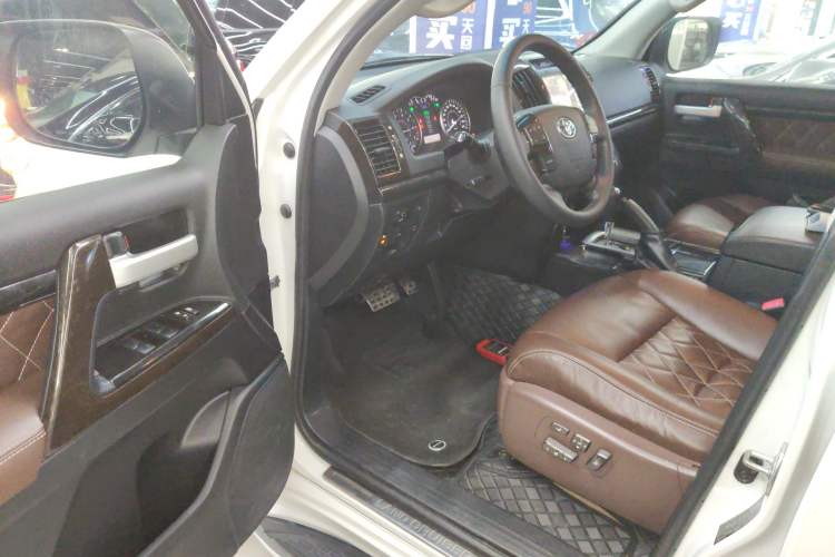 Used Toyota Land Cruiser 2014 4.0L Automatic Parallel Import Version 5 Seats Interior 3