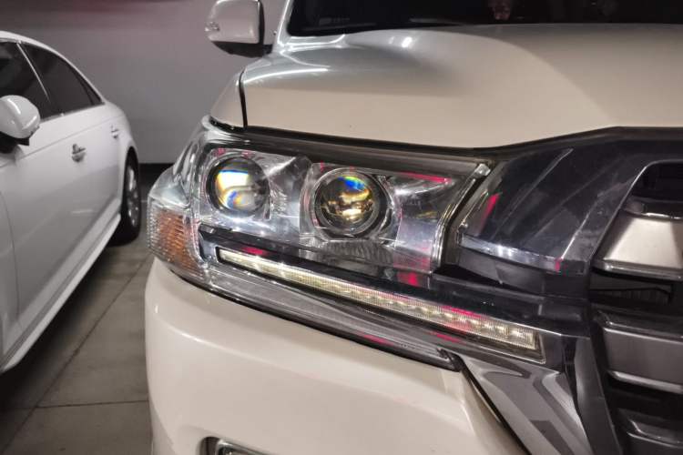 Used Toyota Land Cruiser 2014 4.0L Automatic Parallel Import Version 5 Seats Right Front Headlight