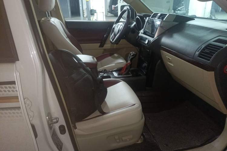 Used Toyota Land Cruiser 2014 4.0L Automatic Parallel Import Version Right Front Seat