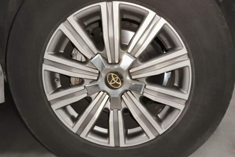 Used Toyota Land Cruiser 2014 4.0L Automatic Parallel Import Version 5 Seats Right Front Wheel Hub