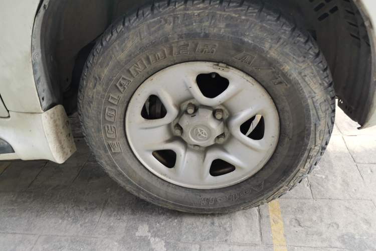 Used Toyota Land Cruiser 2014 4.0L Automatic Parallel Import Version 5 Seats Right Front Wheel Hub