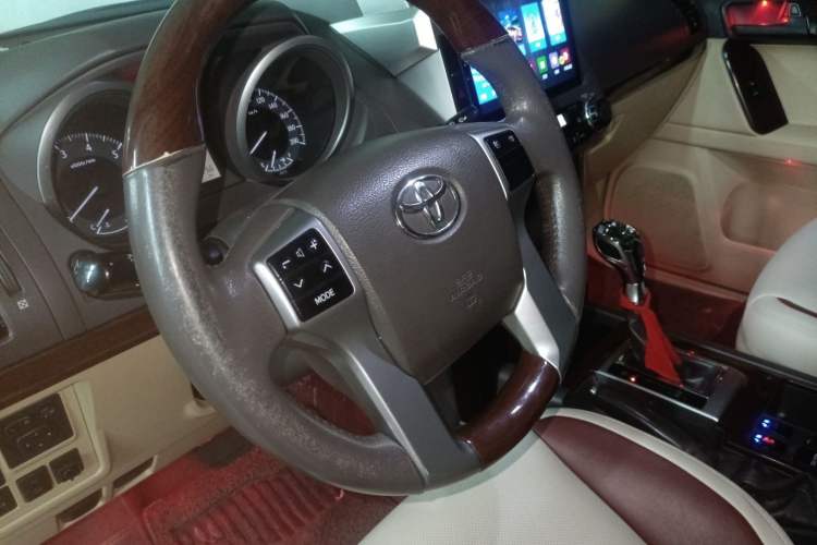 Used Toyota Land Cruiser 2014 4.0L Automatic Parallel Import Version Steering Wheel
