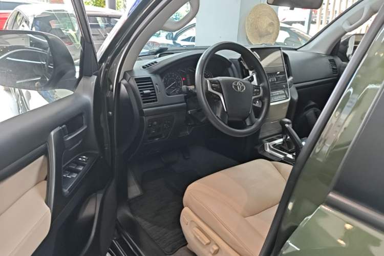 Used Toyota Land Cruiser 2015 4.0L V6 Middle East Low-Trim Version Driver Seat