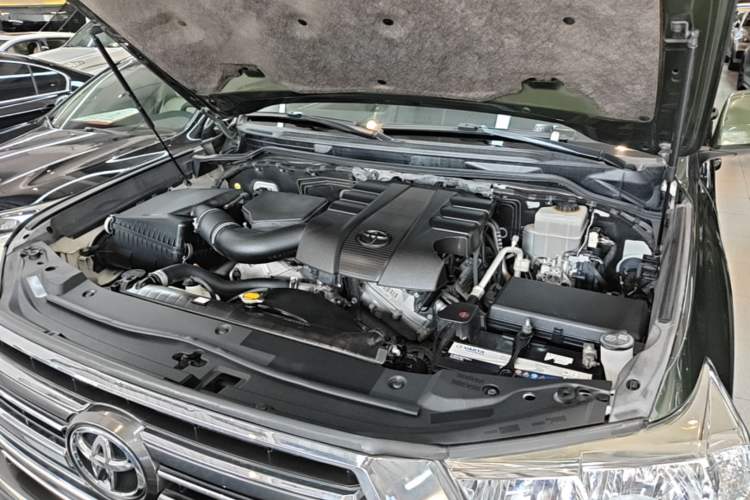 Used Toyota Land Cruiser 2015 4.0L V6 Middle East Low-Trim Version Engine Bay