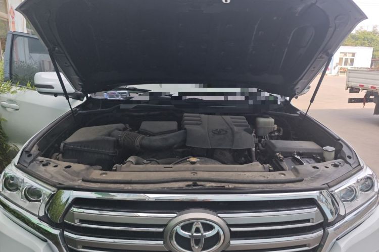 Used Toyota Land Cruiser 2015 4.0L 5-Seater Middle East Version Engine Bay
