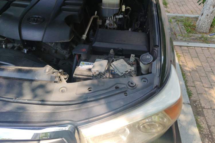 Used Toyota Land Cruiser 2015 4.0L 5-Seater Middle East Version Engine Bay Left