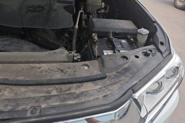 Used Toyota Land Cruiser 2015 4.0L 5-Seater Middle East Version Engine Bay Left