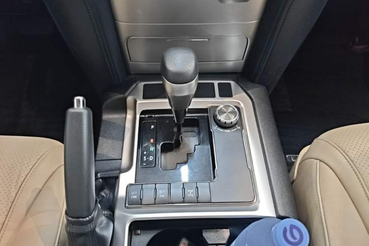Used Toyota Land Cruiser 2015 4.0L V6 Middle East Low-Trim Version Gear Lever