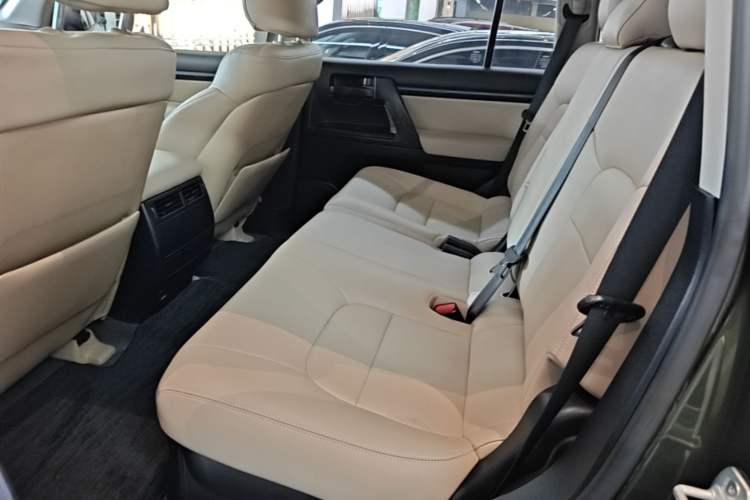 Used Toyota Land Cruiser 2015 4.0L V6 Middle East Low-Trim Version Left Rear Seat