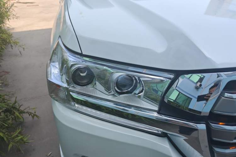 Used Toyota Land Cruiser 2015 4.0L 5-Seater Middle East Version Right Front Headlight