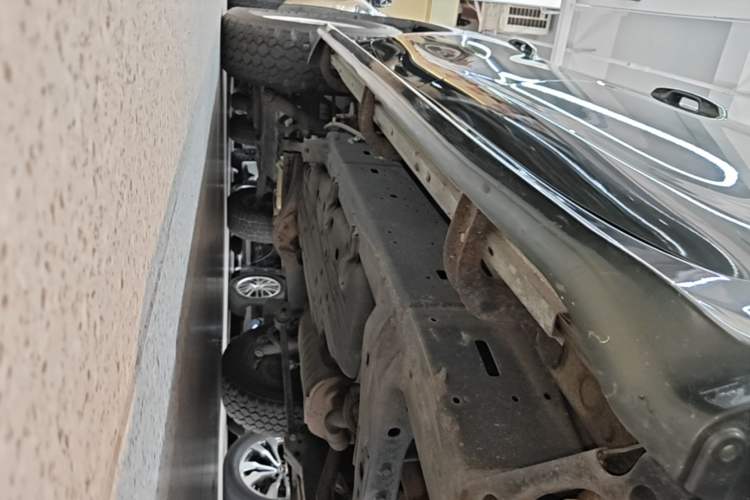 Used Toyota Land Cruiser 2015 4.0L V6 Middle East Low-Trim Version Right Side Sill