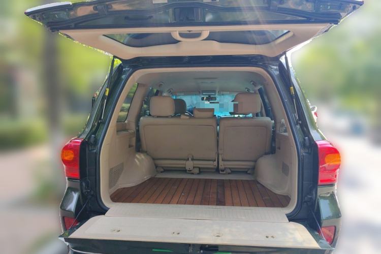 Used Toyota Land Cruiser 2015 4.0L 5-Seater Middle East Version Trunk