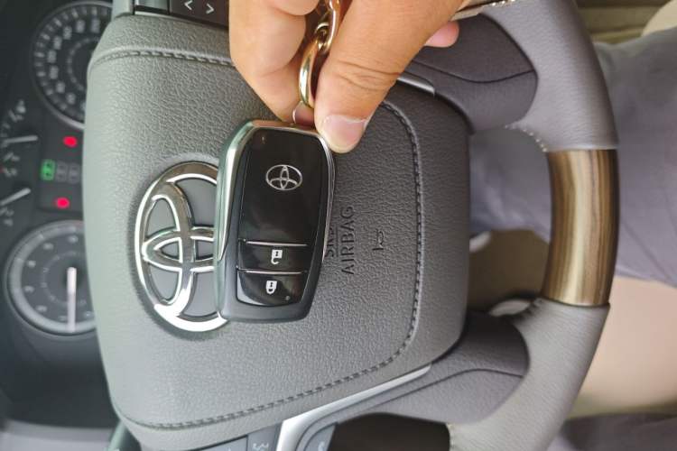 Used Toyota Land Cruiser 2015 4.0L 5-Seater Middle East Version Vehicle Key