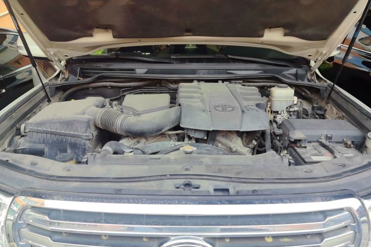 Used Toyota Land Cruiser  Engine Bay