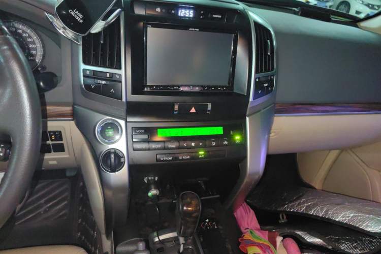Used Toyota Land Cruiser 2015 4.0L V6 Middle East Low-Trim Version Audio And AC Panel
