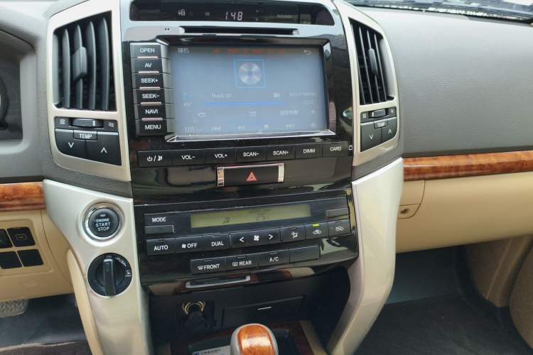 Used Toyota Land Cruiser 2015 4.0L V6 Middle East Limited Edition Audio And AC Panel