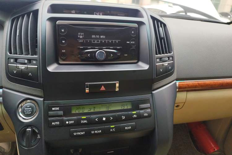 Used Toyota Land Cruiser 2015 4.0L V6 Middle East Low-Trim Version Audio And AC Panel