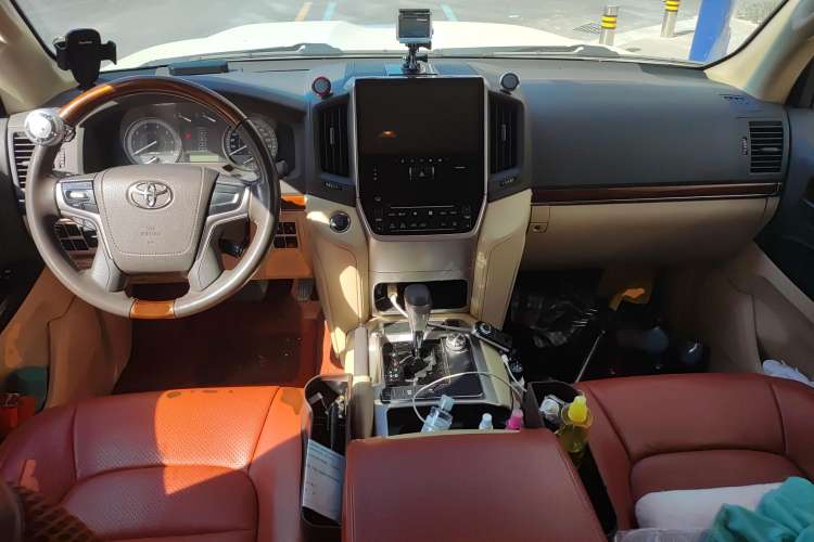 Used Toyota Land Cruiser 2015 4.6L V8 Middle East Limited Edition Center Console